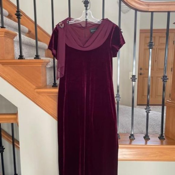 Velvet Dress - Picture 1 of 4